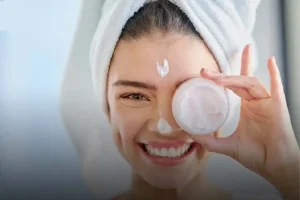 روتین استفاده از کرم مرطوب‌کننده برای پوست خشک